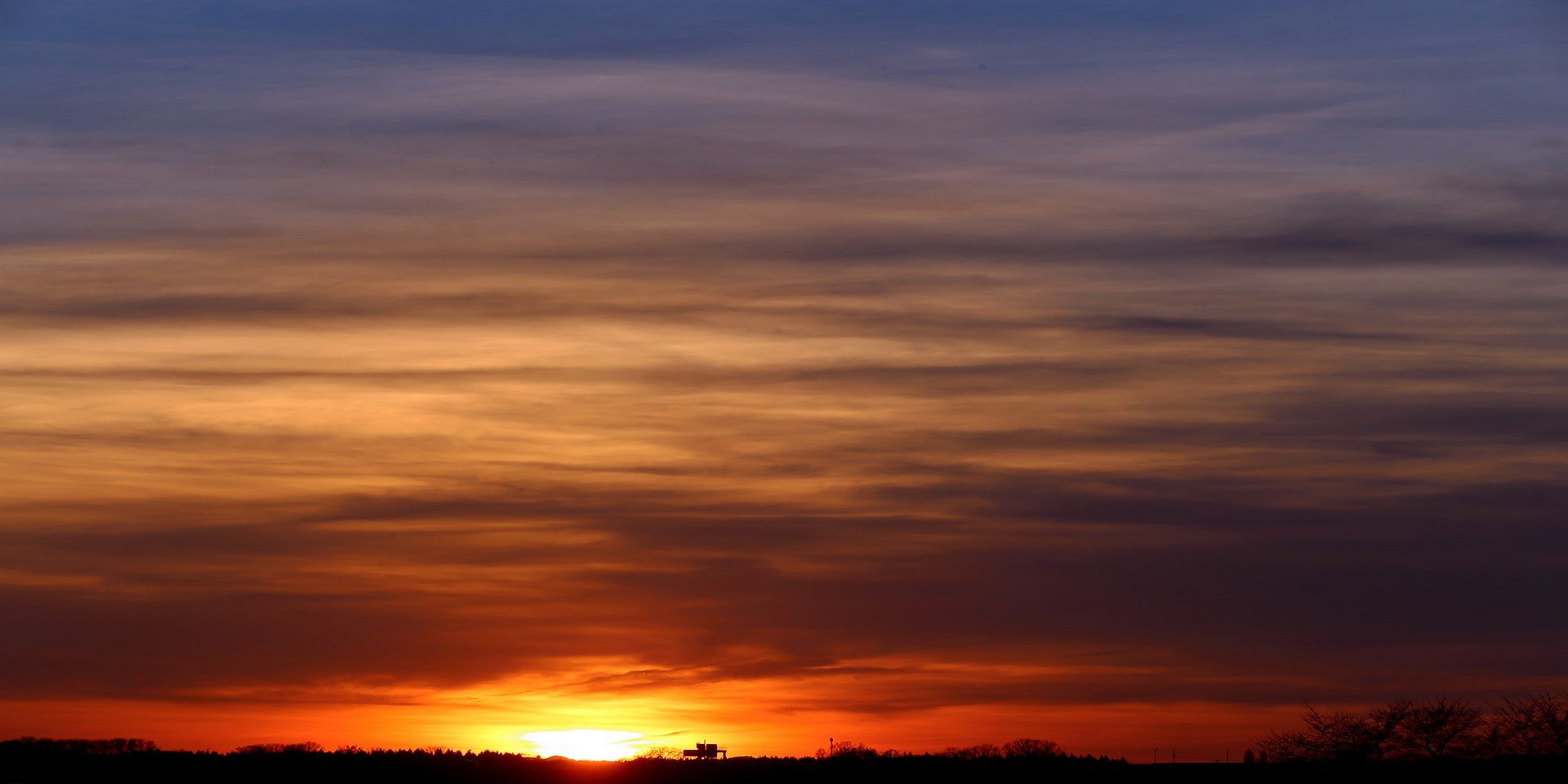 ein Wolkenmeer auf dem Weg zur Nacht