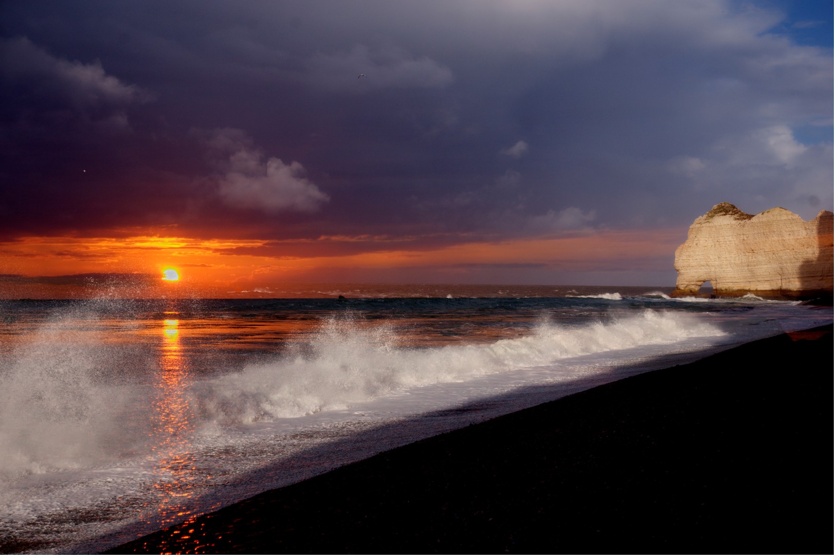 France , Etretat ,Couché de soleil sous les vagues