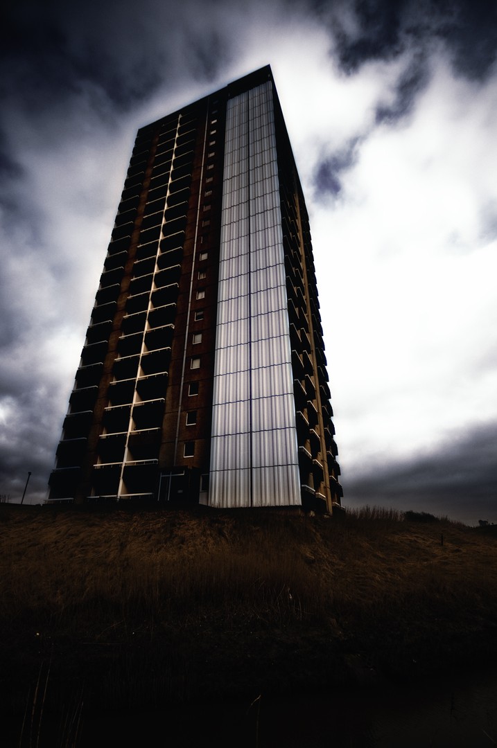 Hochhaus hinterm Deich