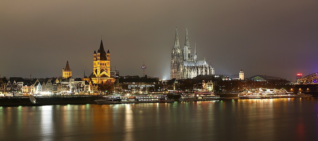 Kölner Rheinufer am Abend