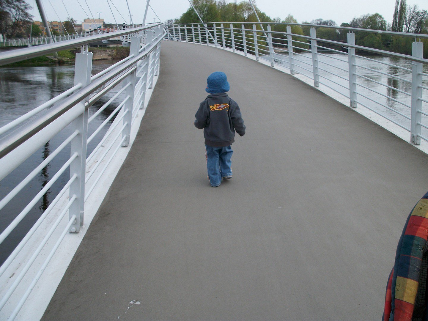 ......ging allein......