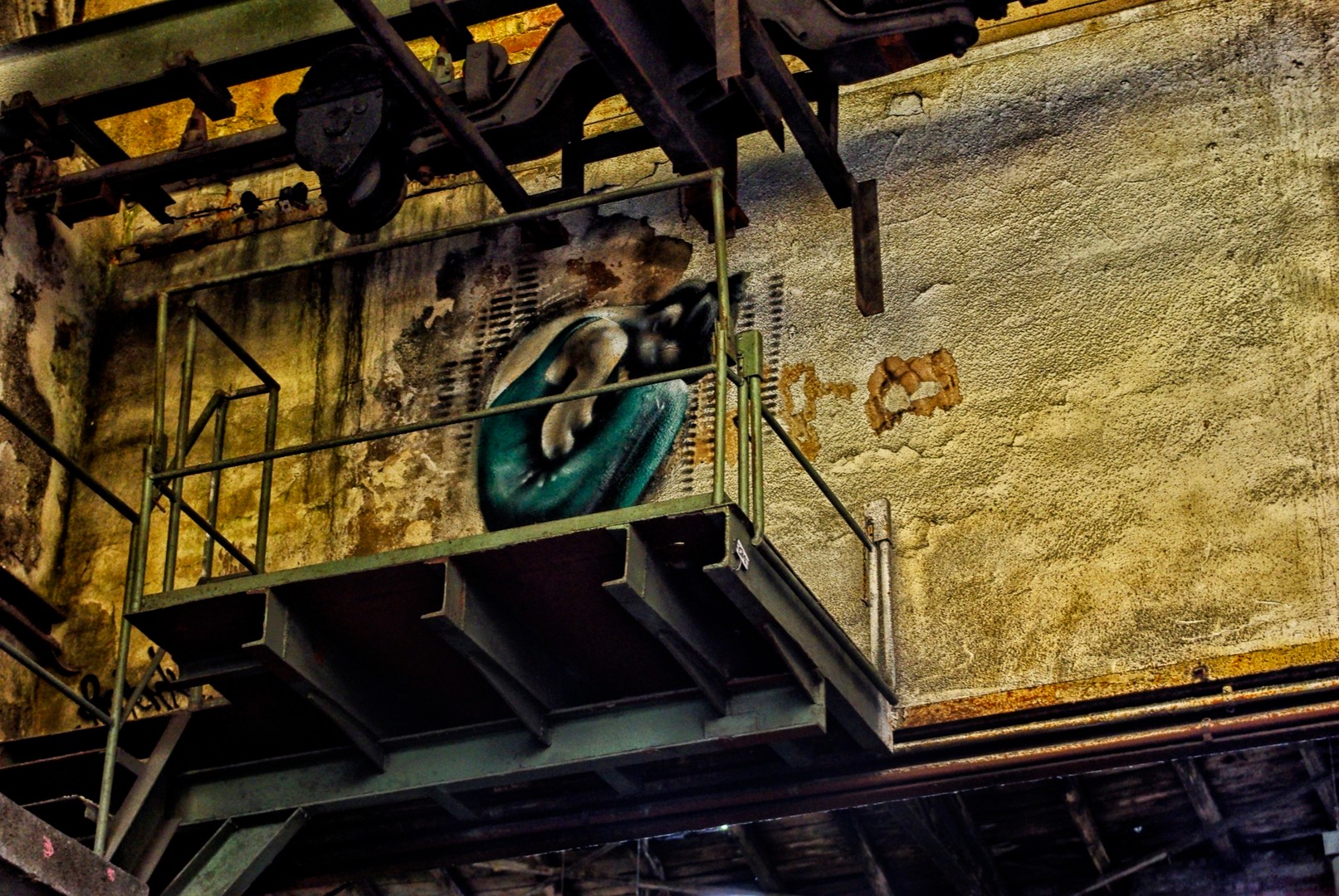 Frau auf der Treppe.
