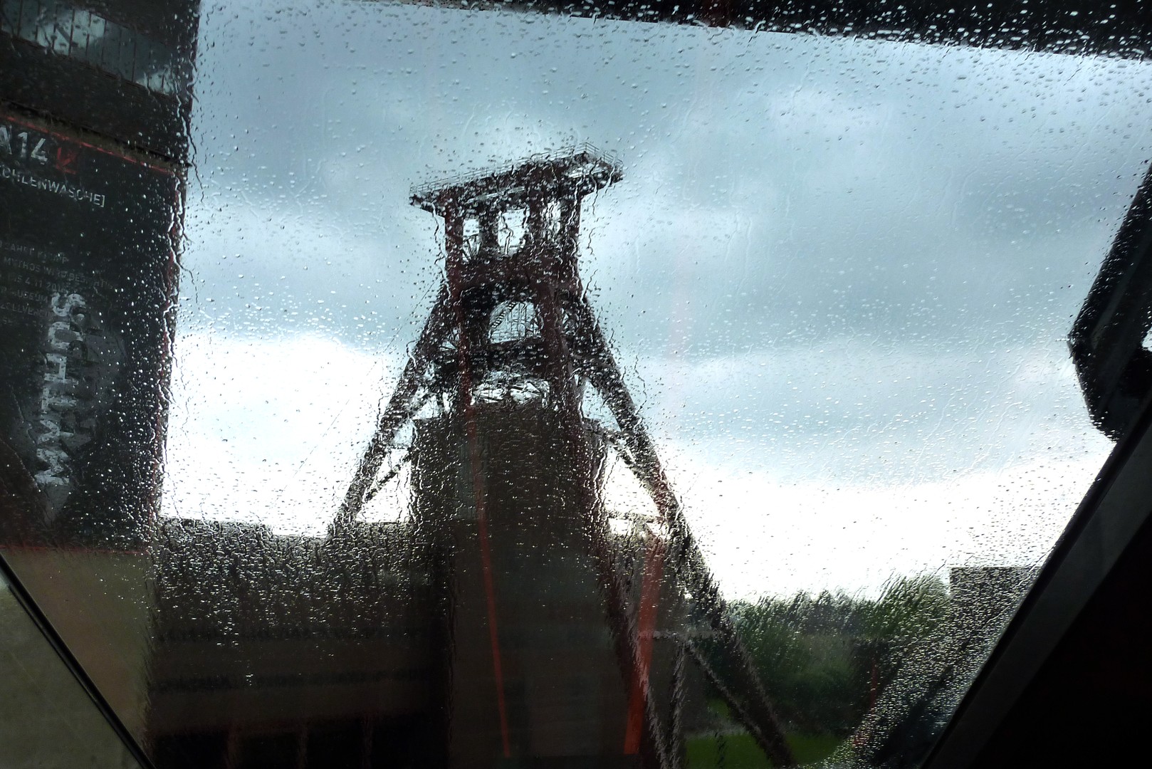 Ein Förderturm im Regen