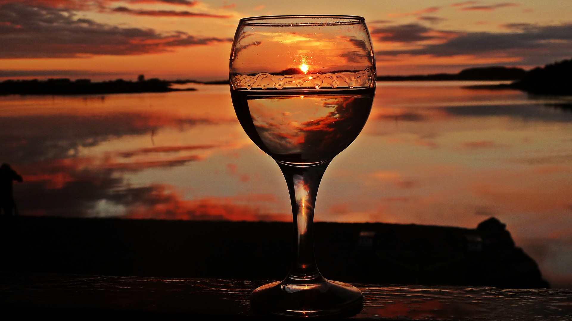 EIN TRAUMHAFTER SONNENUNTERGANG AN DER ATLANTIKSTRASSE IN NORWEGEN
