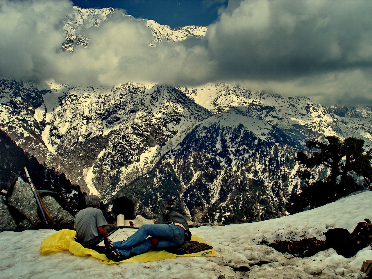 Eine Partie Carrom im Schnee des Himalaya