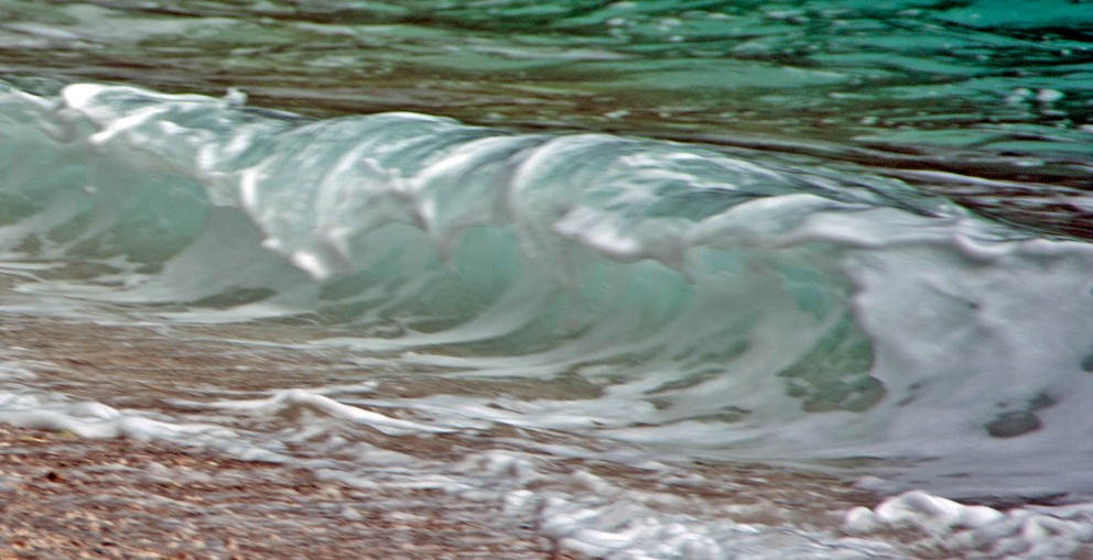 Kleiner Brecher am Ufer