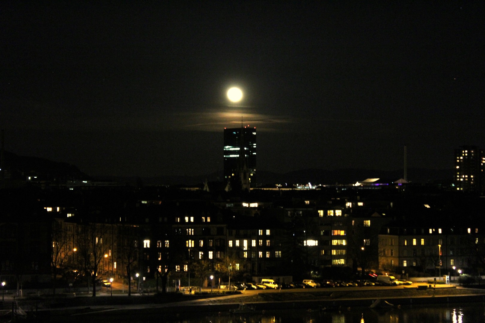 Vollmond über dem Messeturm