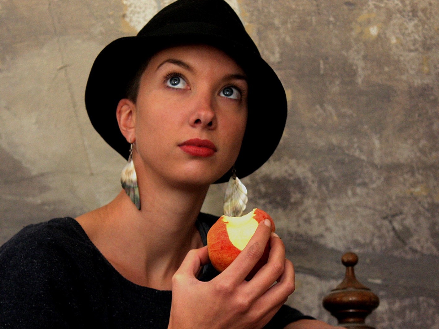 Junge Schönheit mit Apfel