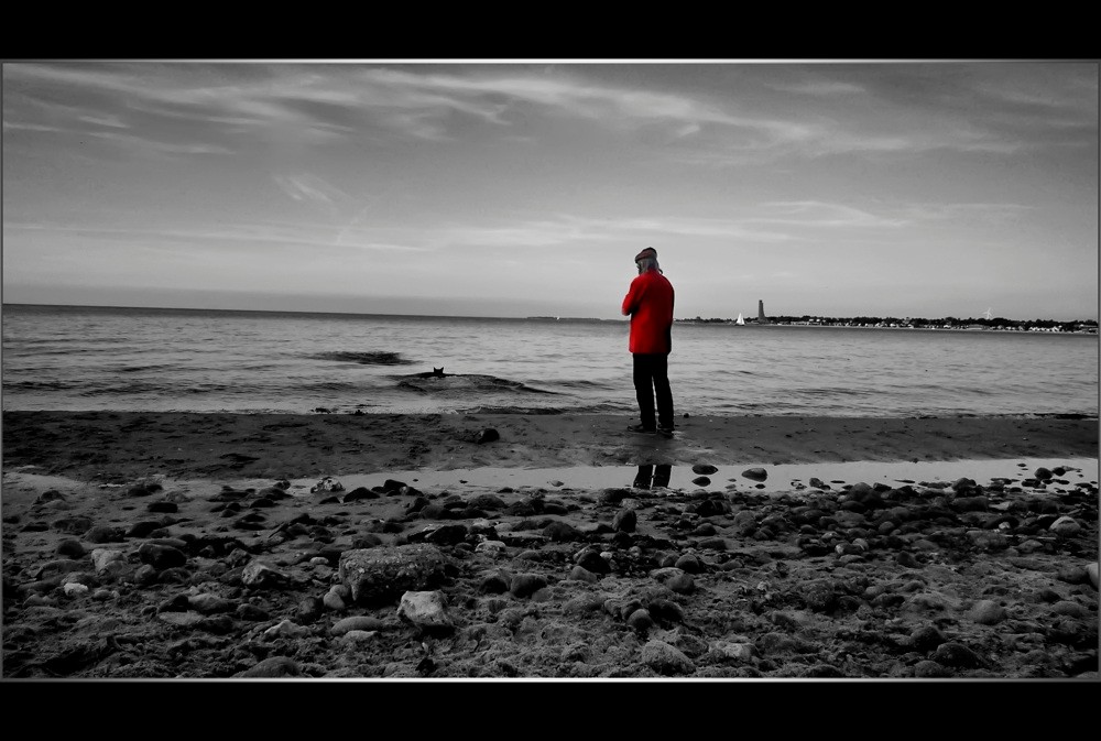 Der rote Mann mit Hund und das Meer :-)