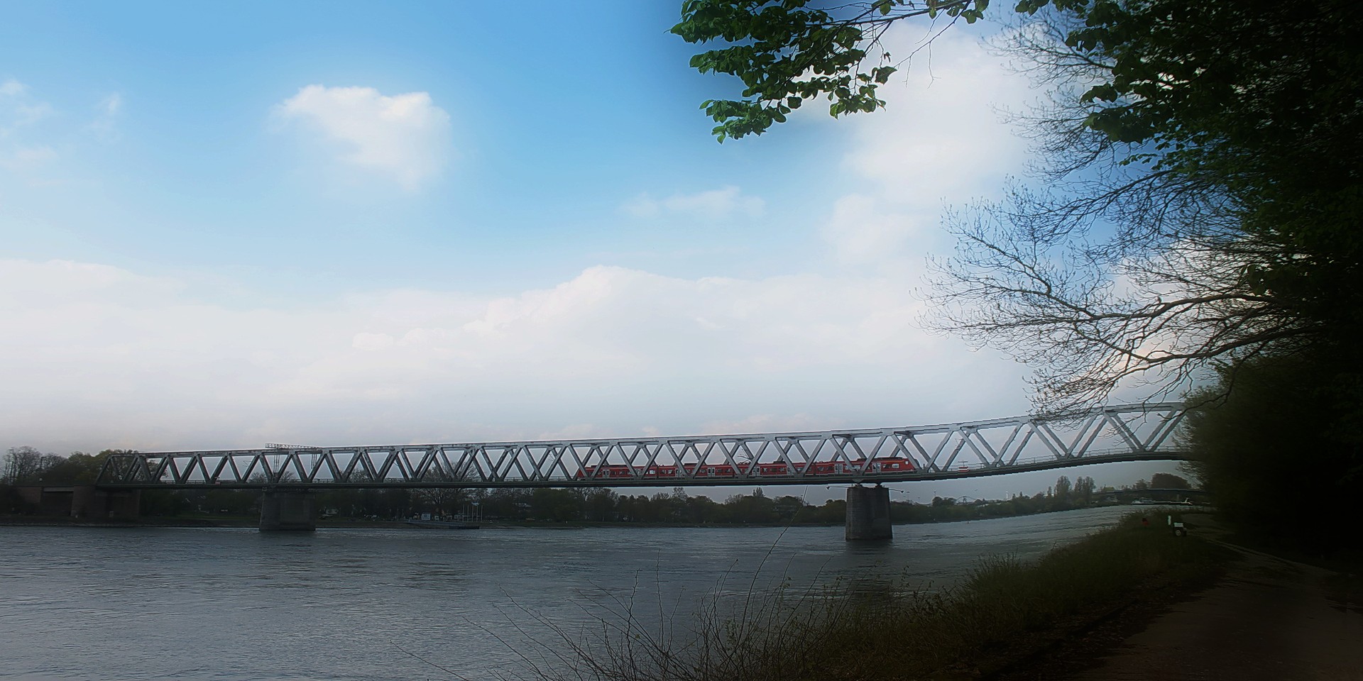 über diese Brücke......