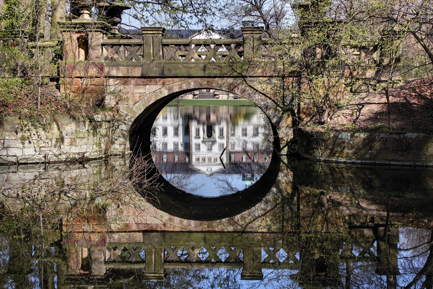 Spiegelung im Brückenbogen der Sandsteinbrücke