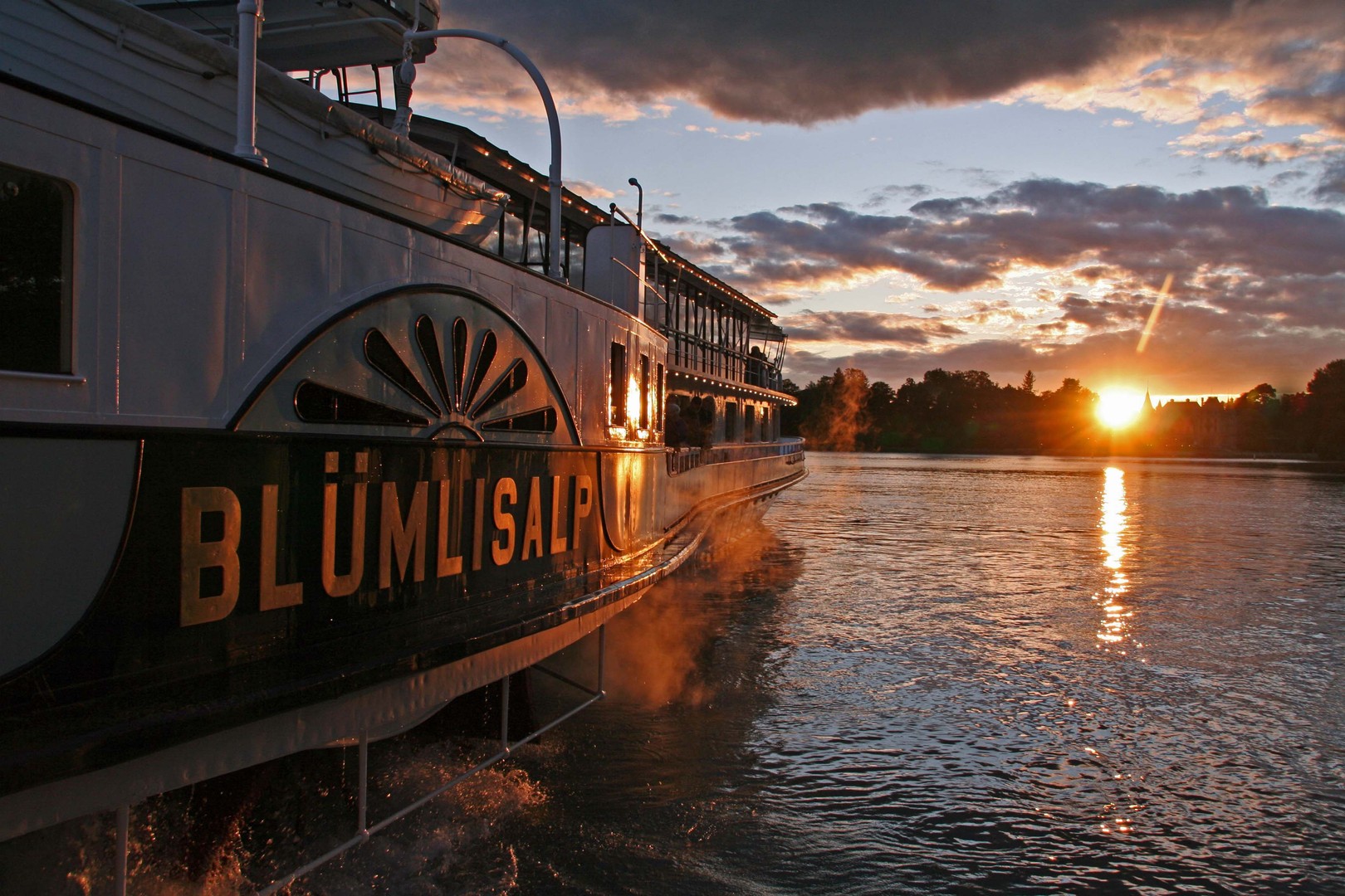 Sonnenuntergang mit Blüemlisalp Dampfschiff
