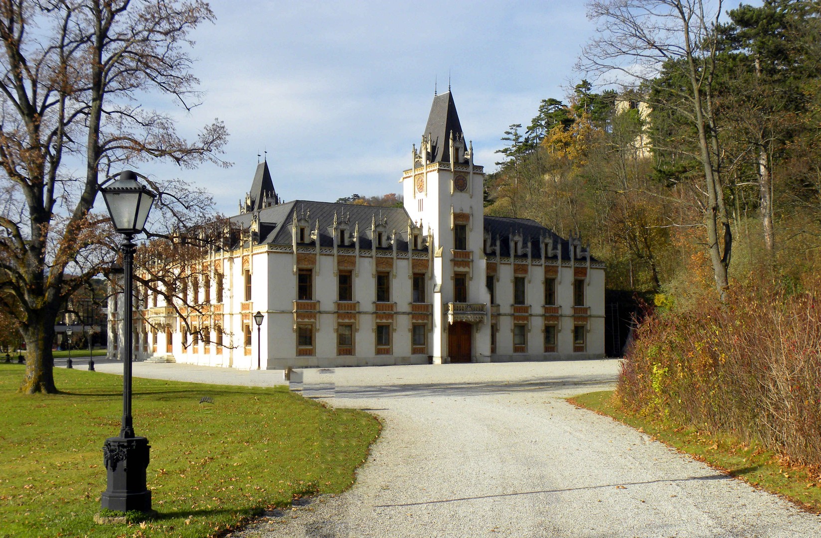 SCHLOSS HERNSTEIN