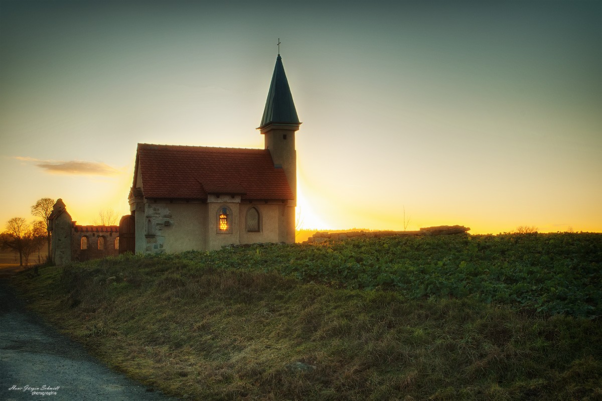 Feldkapelle im Abendlicht