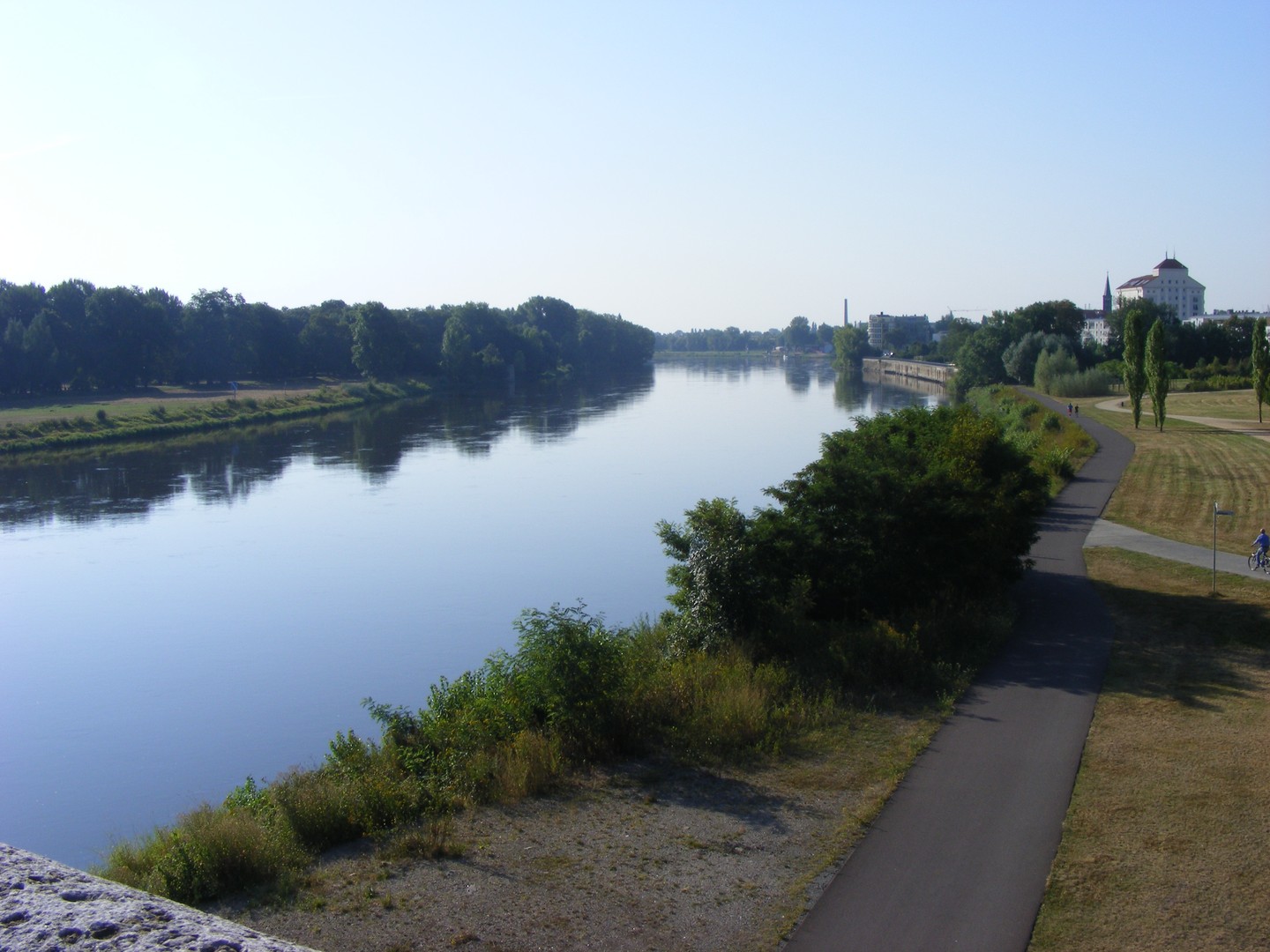wanderweg an der elbe