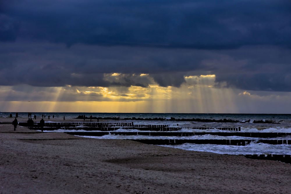 Himmelslichter abends am Meer