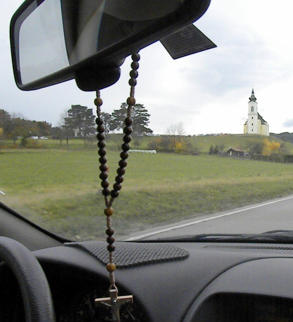 DER ROSENKRANZ UND DIE KIRCHE . . .