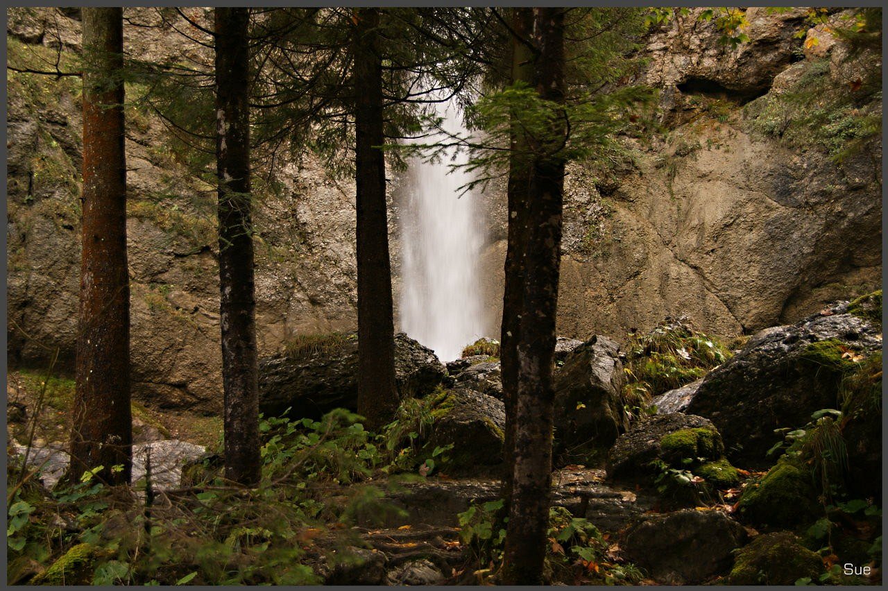 Wasserfall mitten im Wald