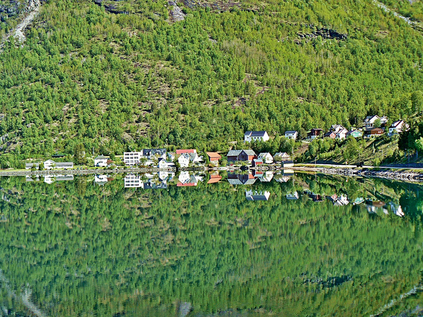 HJELLE AM STRYNEVATNET IN NORWEGEN