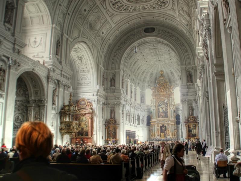 Kirche in der Fußgängerzone in München