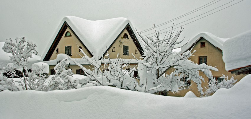 Schnee auf dem Dach